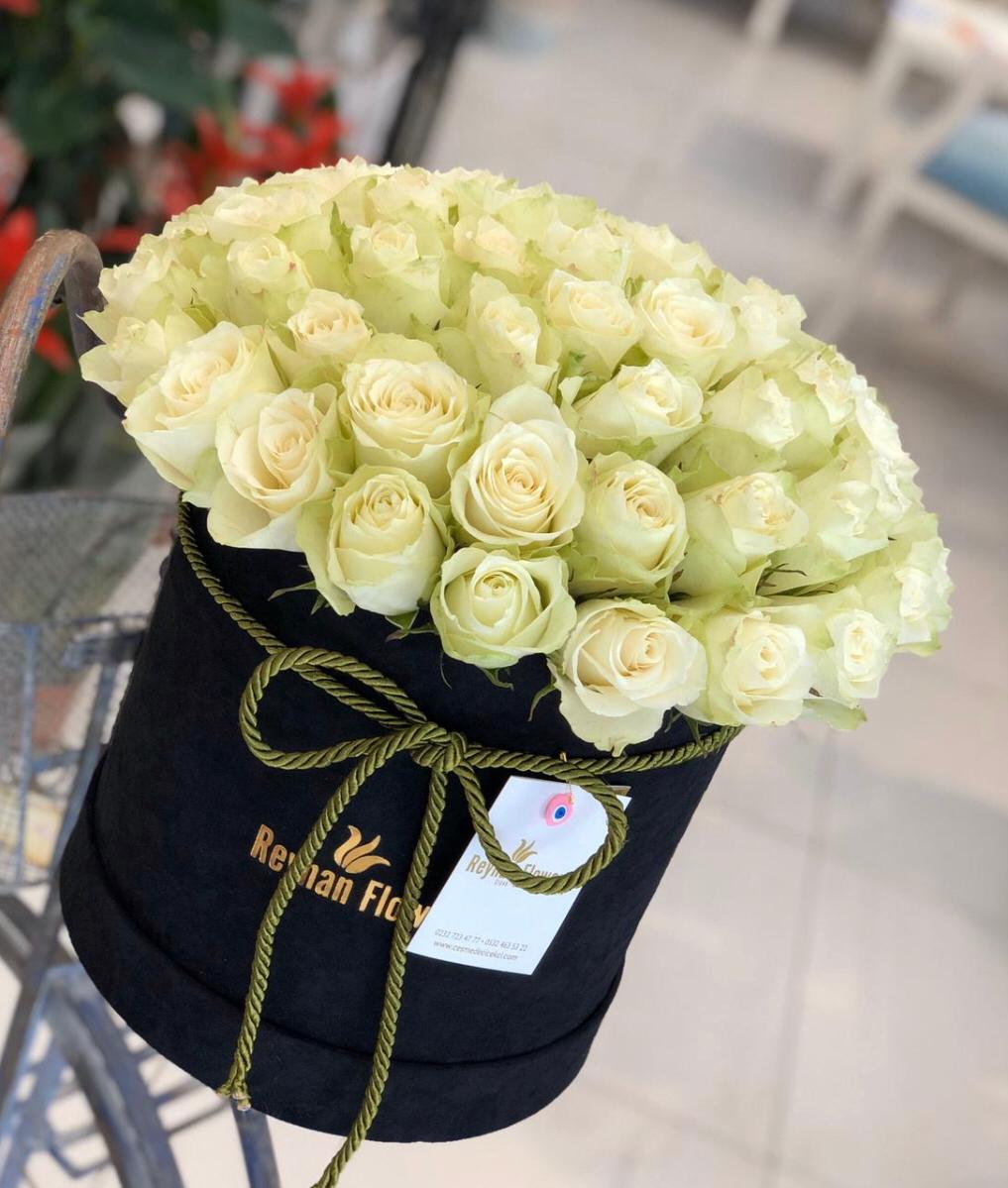 Dekoratif Kutuda Beyaz Güller